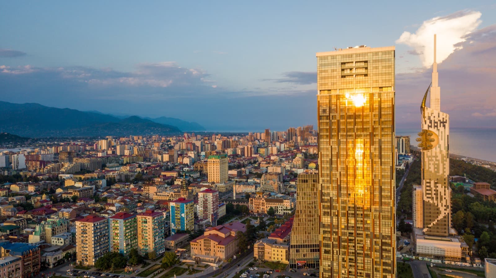 Porta Batumi Tower, Batumi — Gün batımında altın cephe
