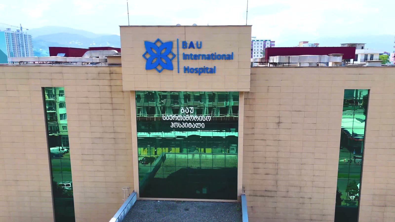 Burak Başlılar — BAU International Hospital, Batumi — Bina ve tabela